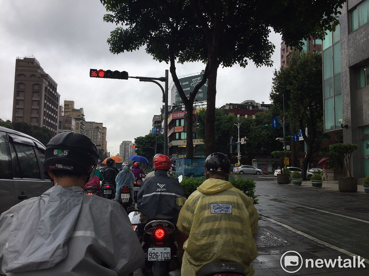 中央氣象局表示，西半部及東北部出現陣雨或雷雨的機率偏高，尤其北部地區及中南部山區，請留意雷擊、強陣風等較為劇烈的天氣現象。 圖：閻芝霖/攝