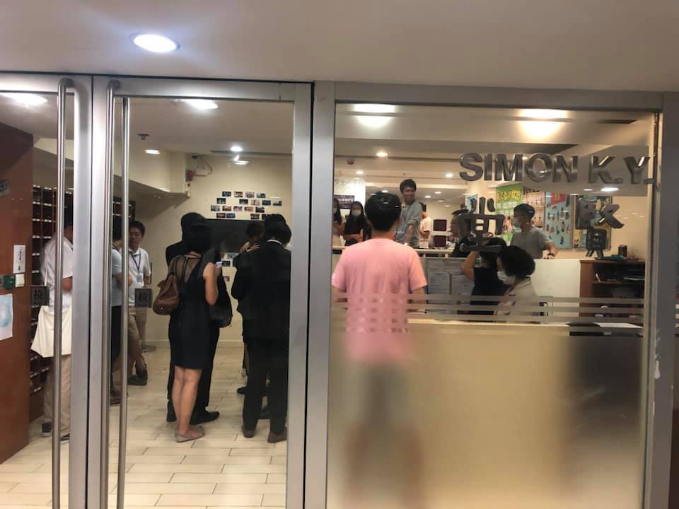 13日晚間傳出香港警方前往香港大學李國賢堂搜查，立法會議員鄺俊宇及許智峯趕赴現場，媒體也蜂擁而至。 圖：翻攝自香港大學學生會學苑即時新聞臉書