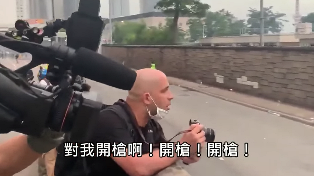 法國記者對朝記者開槍的港警怒吼，表達自不滿。 圖：翻攝自只是堵藍臉書粉絲頁