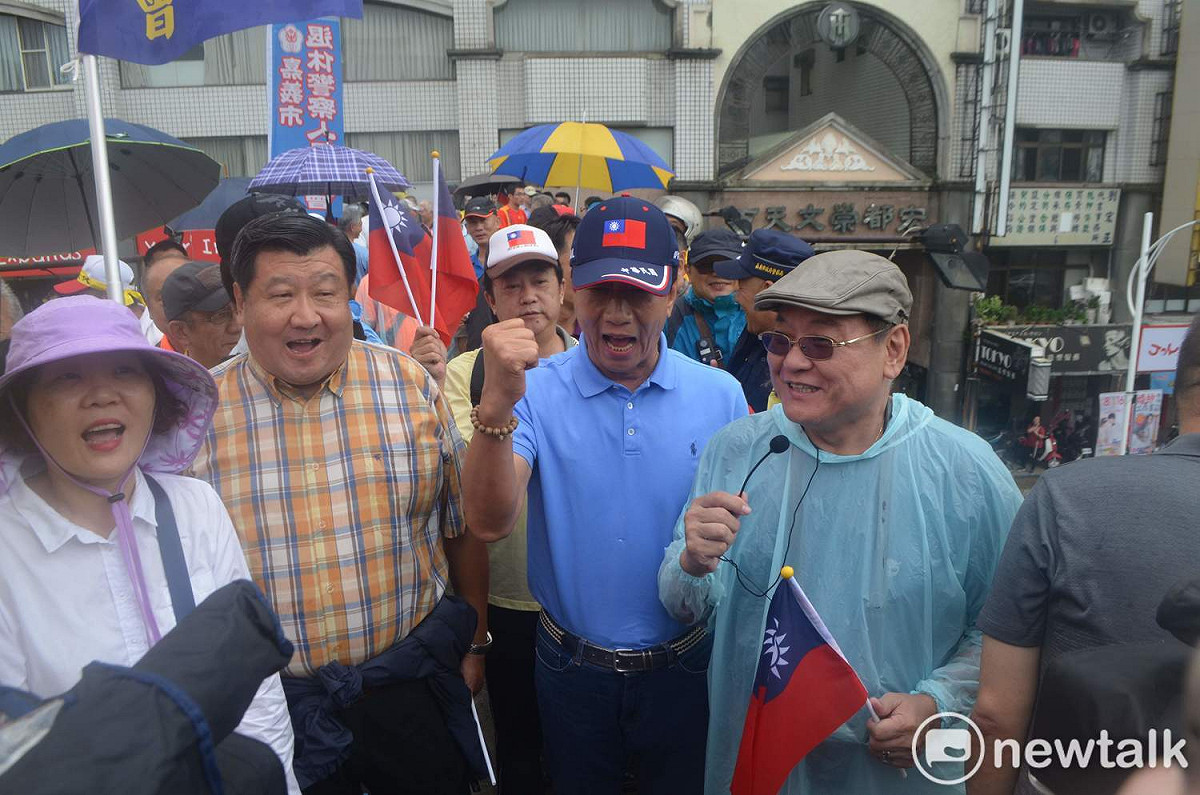 國民黨總統初選參選人郭台銘今天上午到嘉義市聲援退休警消的抗議活動。 圖：蔡坤龍/攝