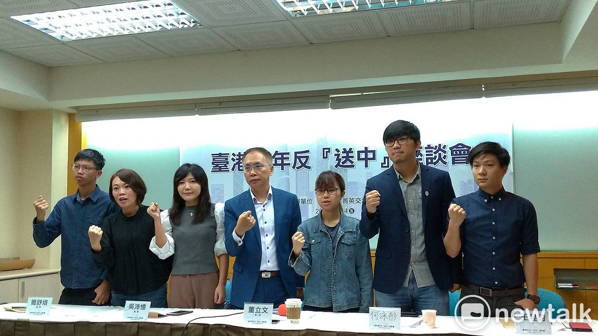 中華亞太菁英交流協會上午舉辦「台港青年反送中」座談會，陳家駒(右一)、王昱鈞(右二)、鍾翰林(左一)參與。 圖:陳佩君/攝