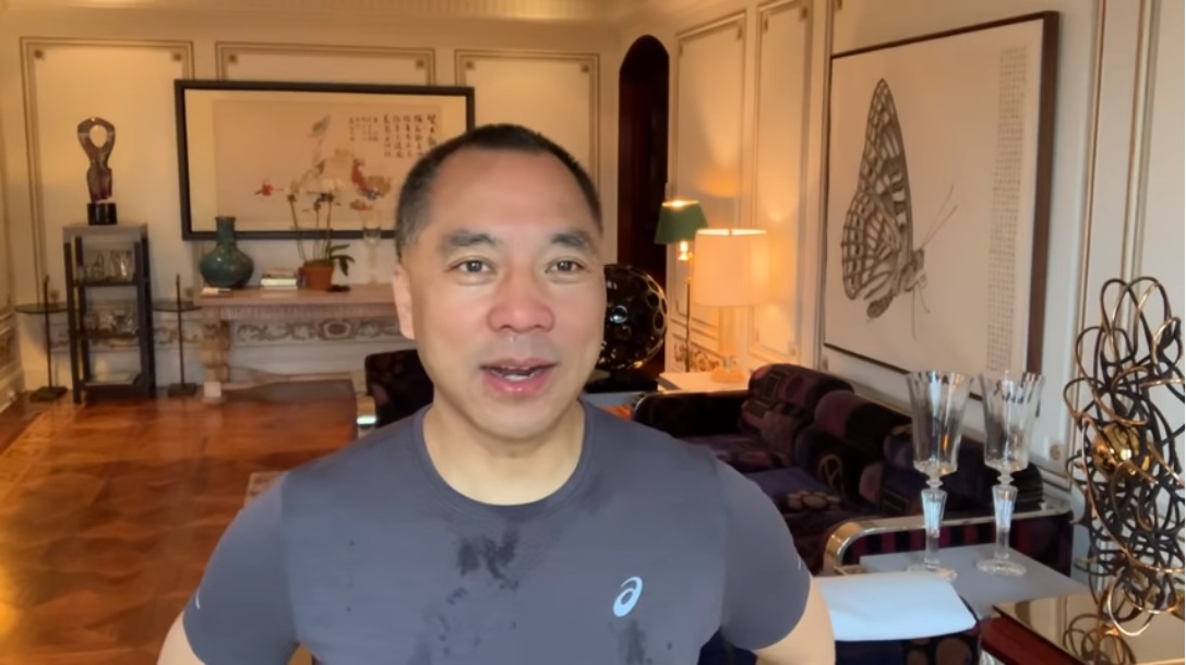 流亡海外的中國富商郭文貴在Youtube影片中驚爆「還有更高級的武器」，要在之後整個大遊行時動用對付香港民眾。 圖：翻攝郭文貴Youtube