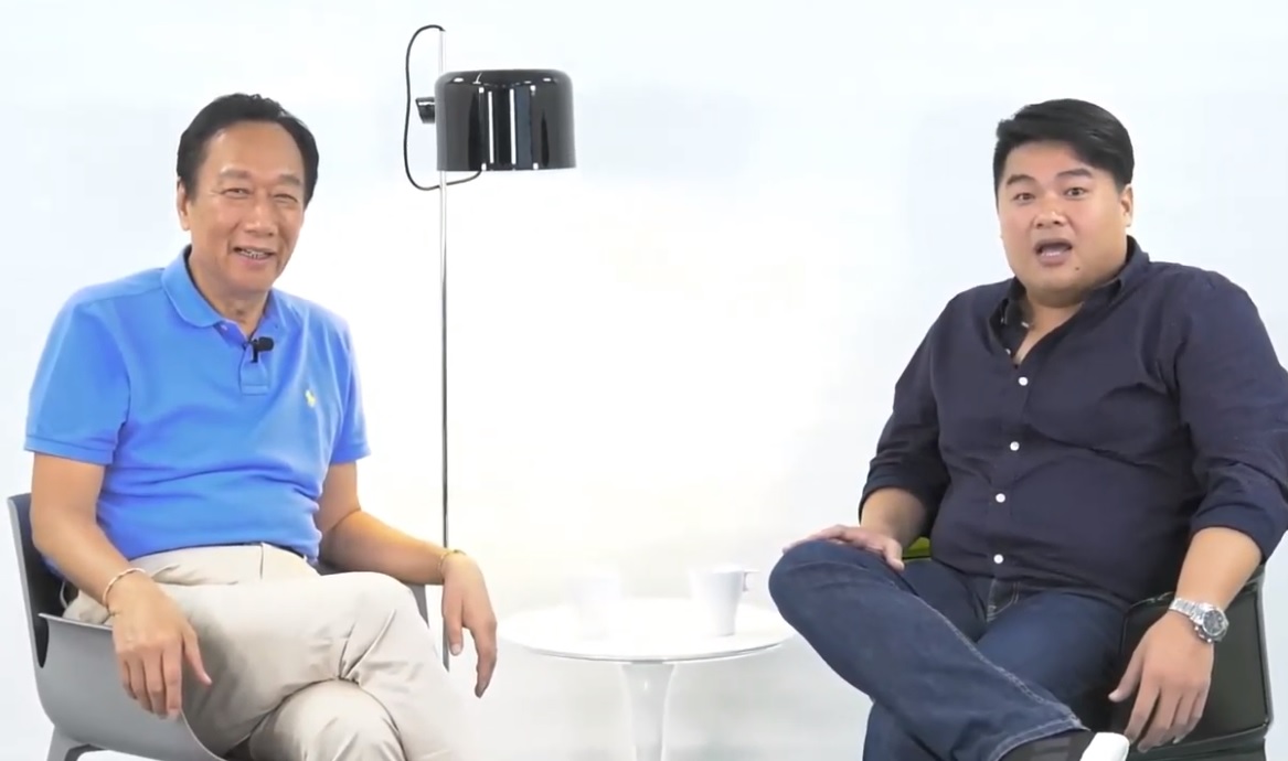 鴻海集團董事長郭台銘與補教名師呂捷13日晚間一同開直播。 圖：翻攝自郭台銘Youtube