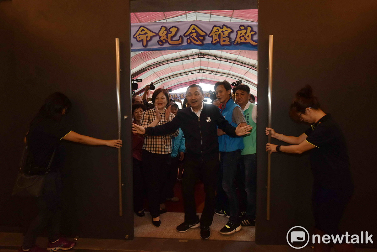 樹林生命紀念館啟用，新北市長侯友宜、民進黨市議員高敏慧 (左)等民代，一起打開紀念館大門。  圖：王峻昌/攝