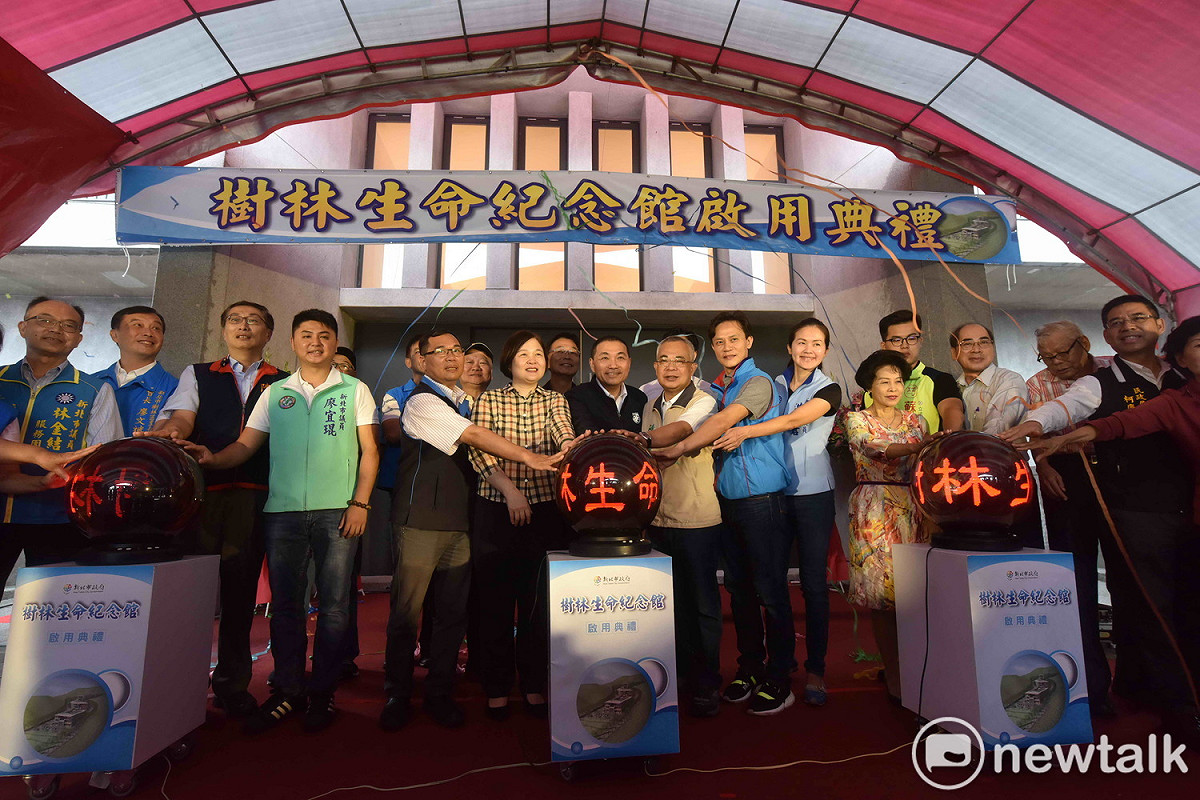 新北市第19座公立納骨塔─樹林生命紀念館啟用，市長侯友宜及民進黨市議員高敏慧等多位民代、里長共同進行啟用典禮。 圖：王峻昌/攝