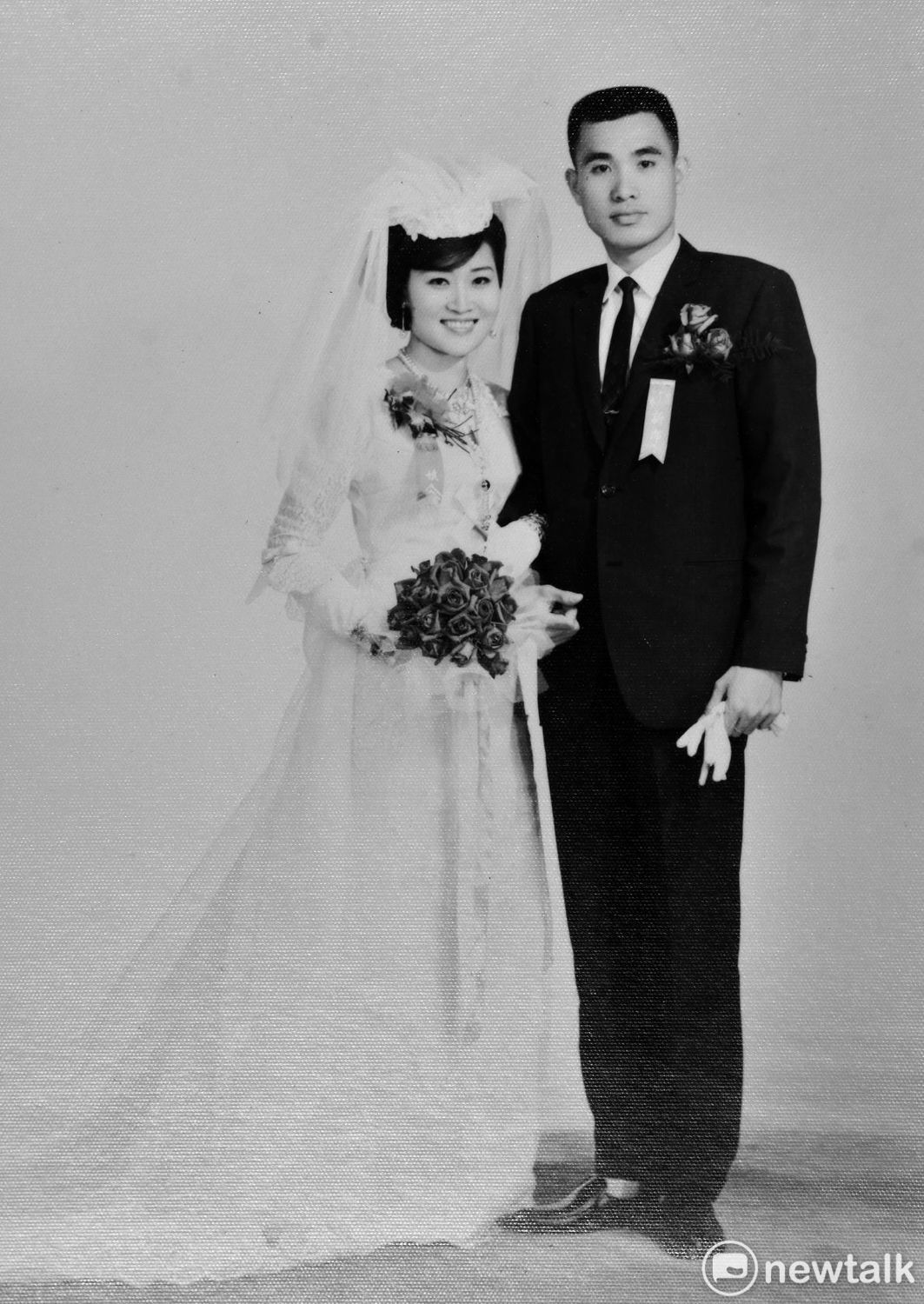 姚嘉文與其妻周清玉的結婚照。 圖：姚嘉文提供