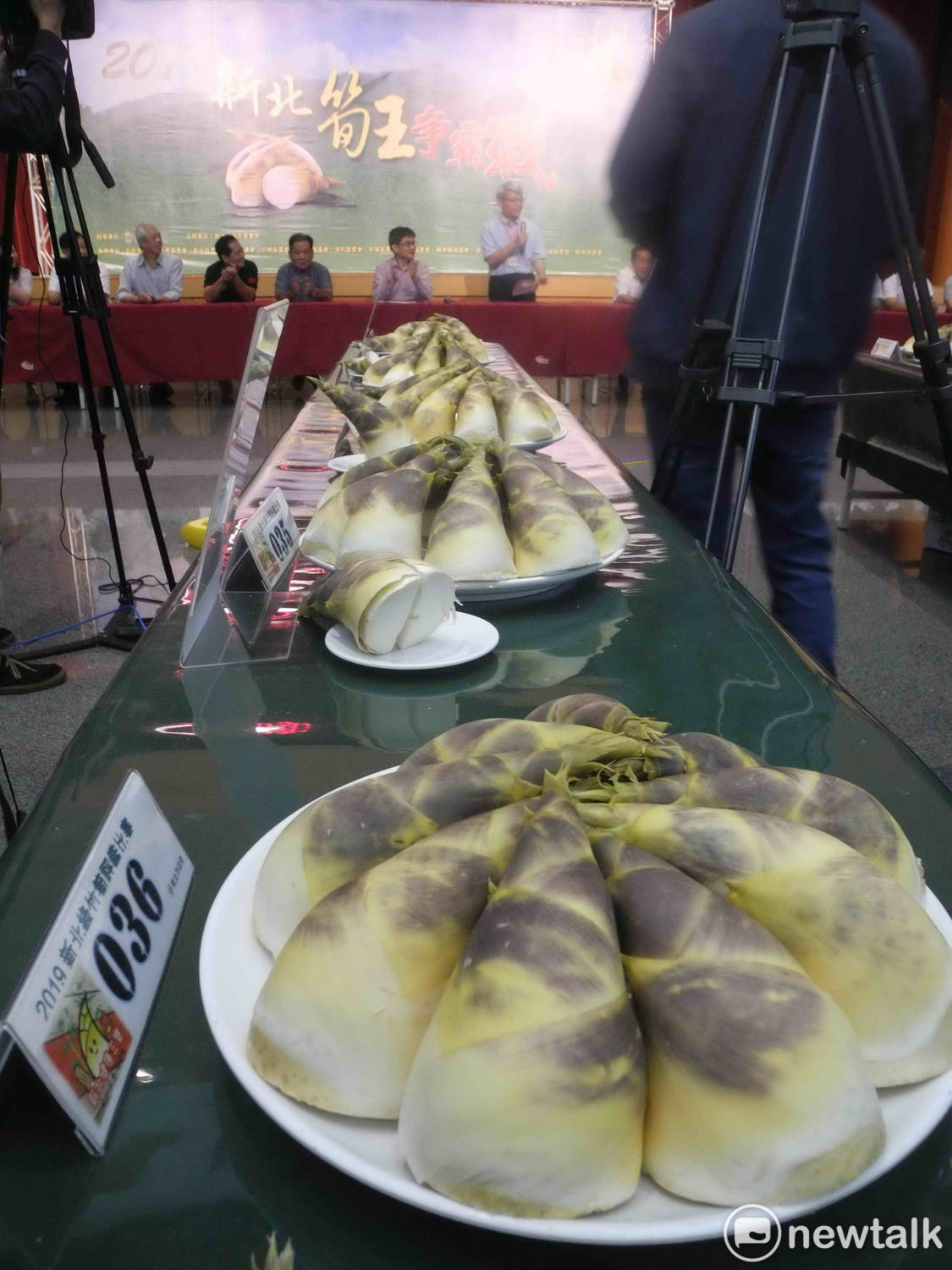 108年新北市綠竹筍評比由編號36號的三峽區筍農吳鑲庭所種的綠竹筍，奪得全場總冠軍「新北筍王」寶座。  圖：王峻昌/攝