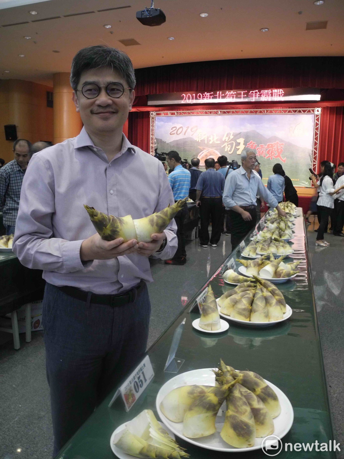 農業局長李玟提醒選購綠竹筍，外觀要「白、彎、矮、肥」，千萬不能「出青」。 圖：王峻昌/攝