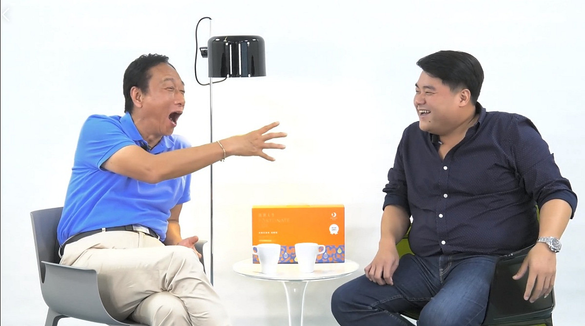 鴻海集團董事長郭台銘昨晚與歷史補教名師呂捷開直播。 圖：翻攝郭台銘臉書