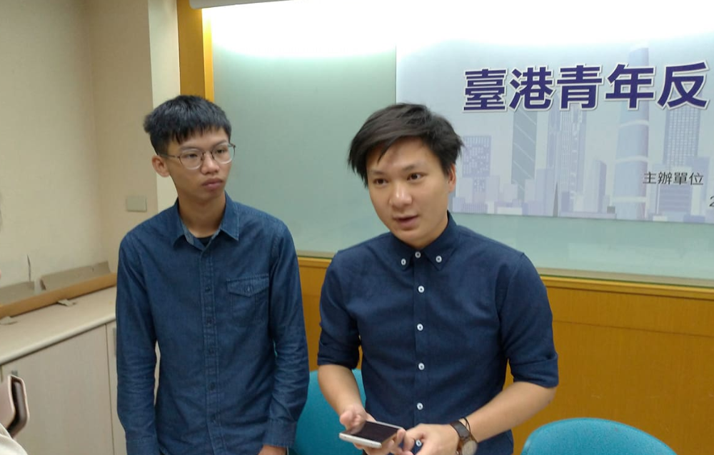 學生動源前召集人鍾翰林（左）感嘆，港人恐懼大於想要爭取自由。 圖：陳佩君／攝（資料照）