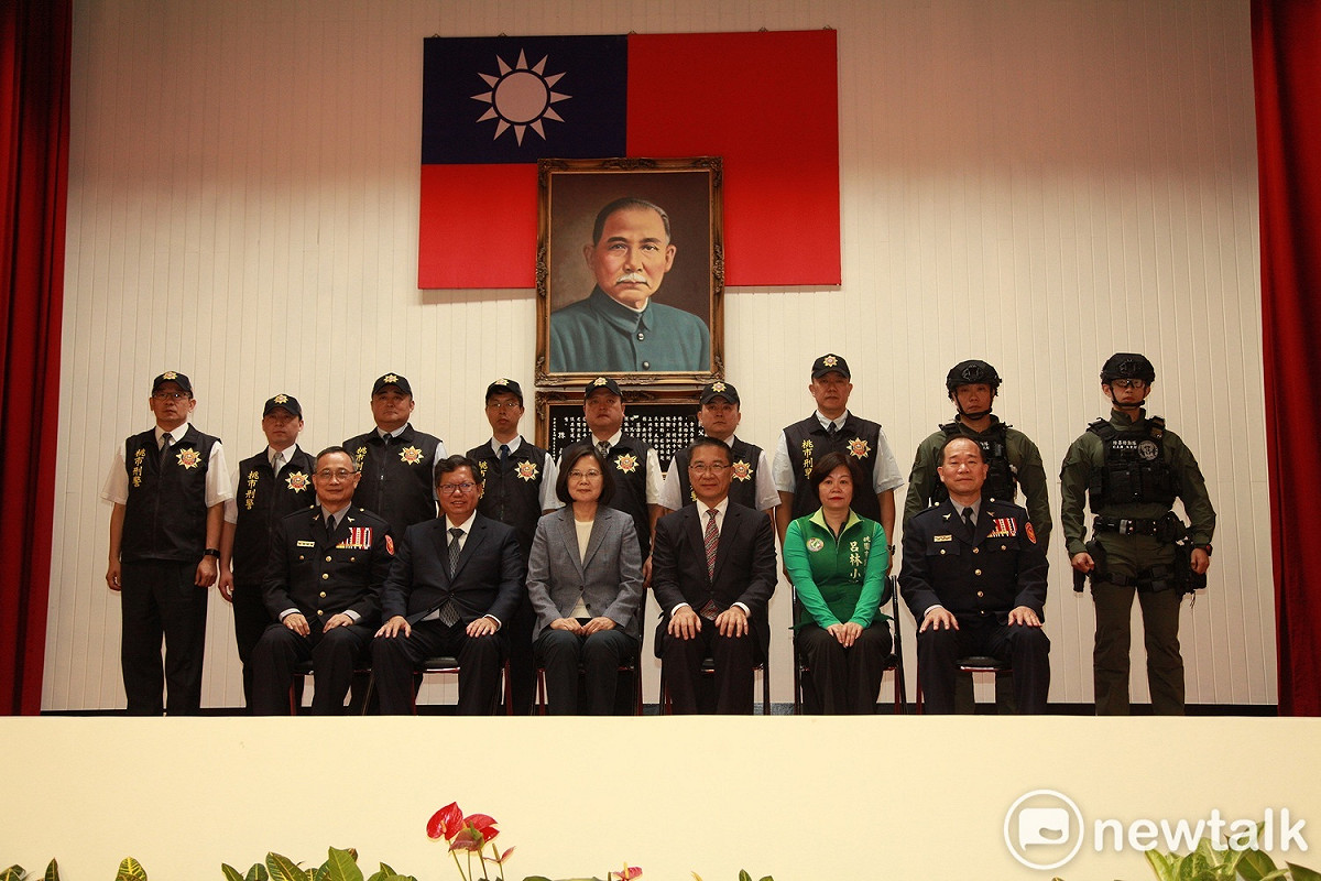 總統蔡英文今(14)日下午專程到桃園慰勉有功人員，感謝警察同仁的能幹、勇敢及盡責，是對人民最大的保障，也是我們大家能夠安居樂業最大的基礎。  圖/林昀真