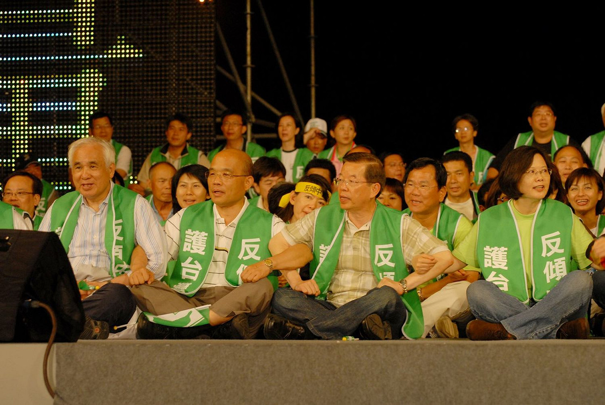 資深媒體人陳揮文斷言，謝長廷（右2）下一步將取代蘇貞昌（左2）接行政院長。 圖：姚嘉文提供