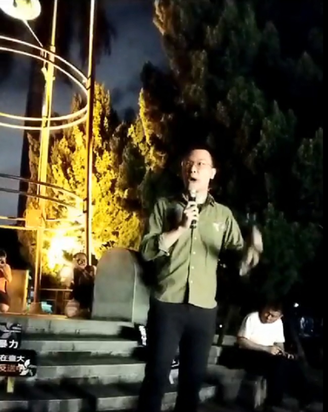 台大學生在今（14）晚在傅鐘前舉辦「台大撐香港—台大人反送中之夜」，學運領袖林飛帆致詞時表示，香港的例子顯示，一國兩制並不存在。 圖：翻攝台大意識報直播影片