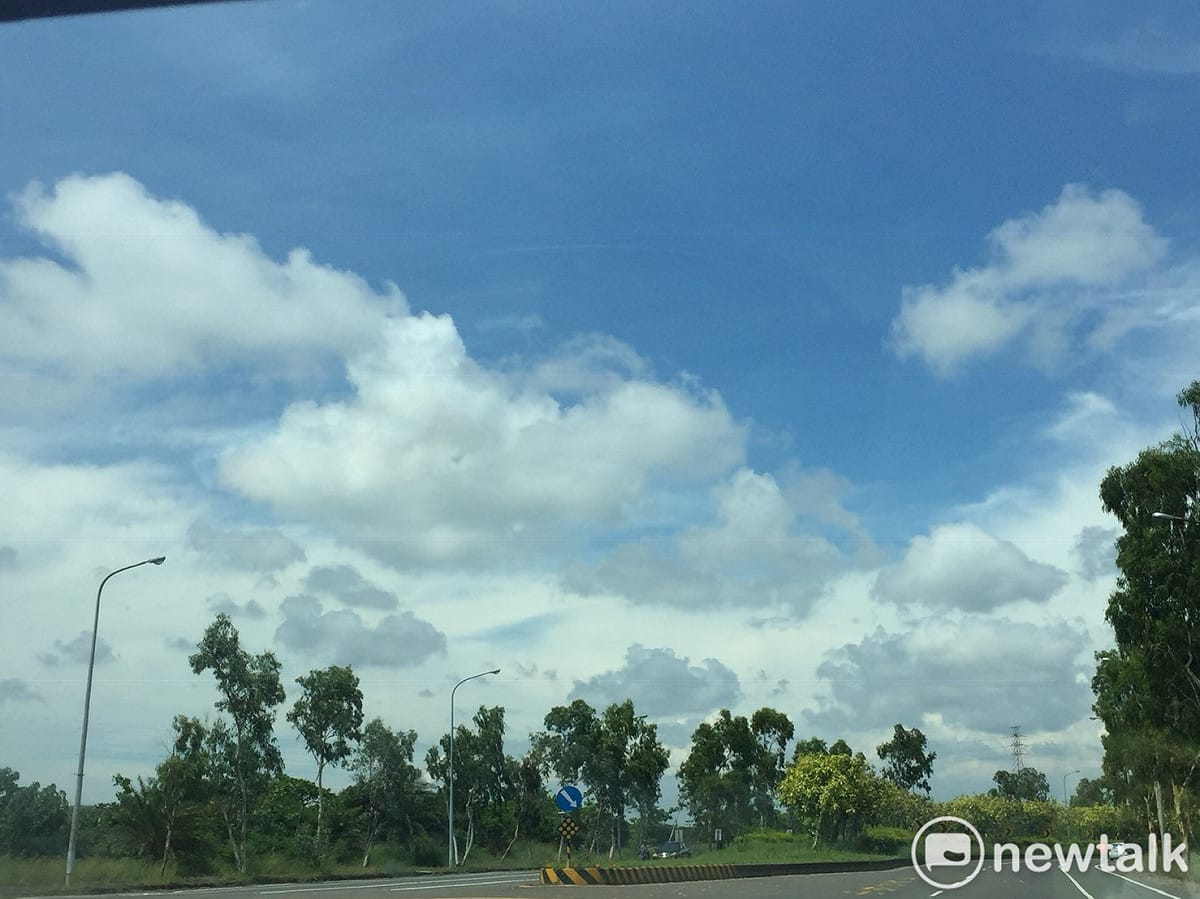 今（13）日受太平洋高壓影響，各地為多雲到晴，沒下雨的時候大多是高溫炎熱 圖：閻芝霖/提供