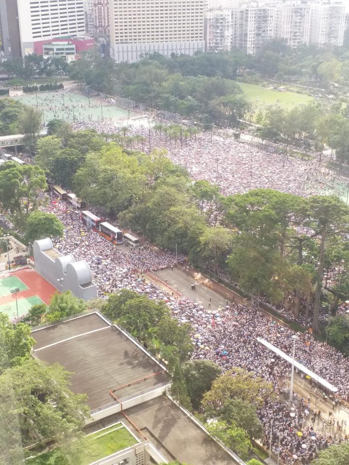 香港政府推動修訂逃犯條例，掀起反對聲浪。6月9日「反送中」遊行，主辦單位估計多達103萬人參加。 圖/民間人權陣線 Civil Human Rights Front臉書