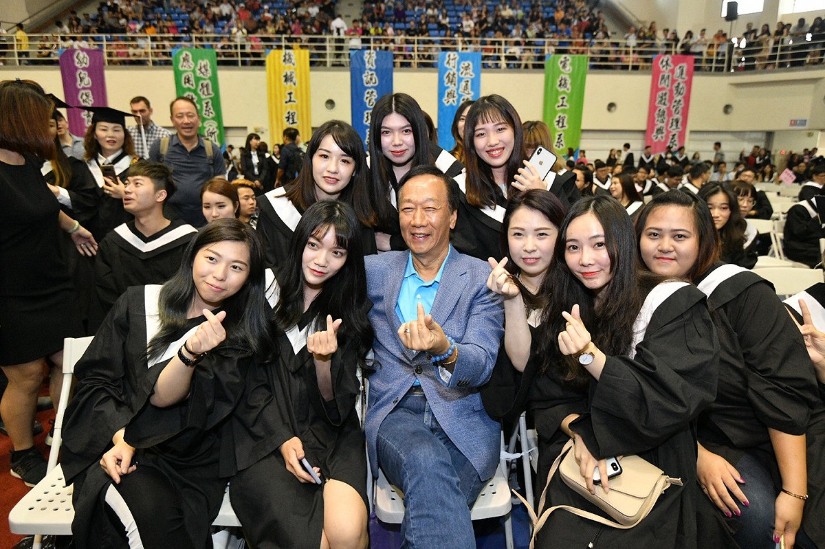 鴻海集團董事長郭台銘今(15)日赴嘉義吳鳳科大參加畢業典禮並致詞。 圖：郭台銘辦公室提供