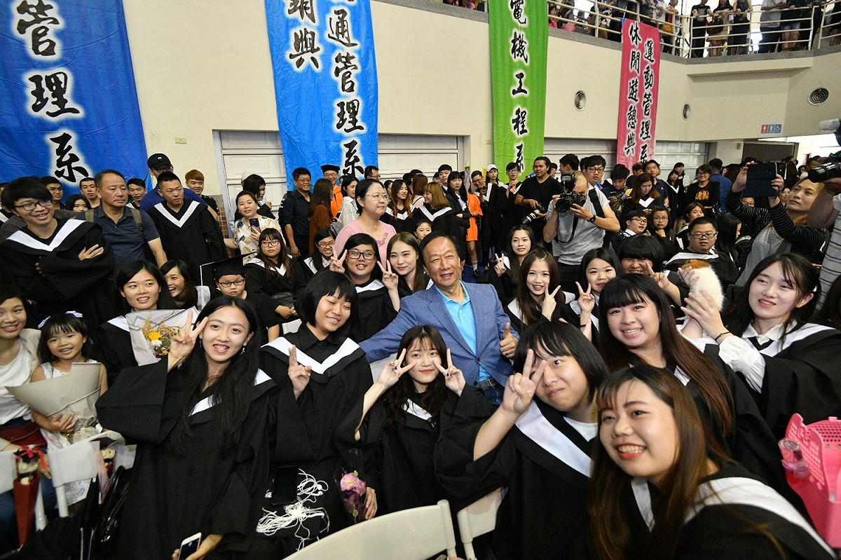郭台銘勉勵學生，畢業即失業，最好連3天都失眠，去思考自己的人生。未來的10年20年，你要什麼樣的生活，學歷不是重點，重要的是自己的專業，自己的堅持。 圖：郭台銘辦公室提供