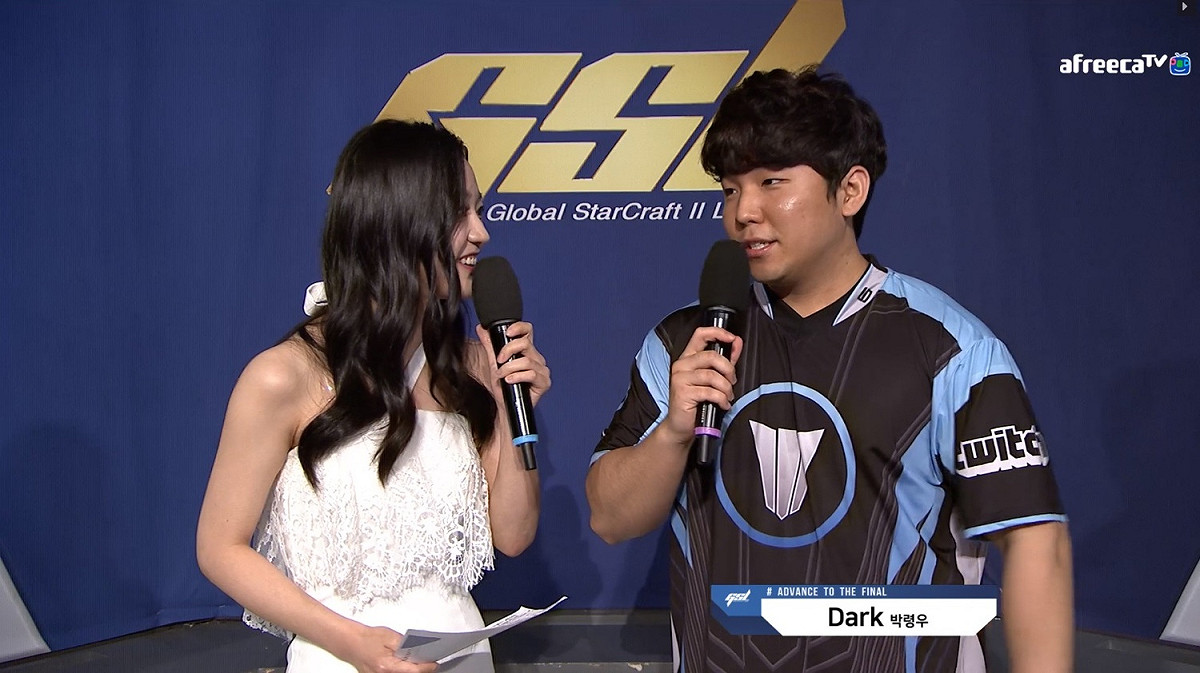 Dark（右）在今日進行的GSL四強賽中以4：1輕取Hurricane。 圖：翻攝自Twitch