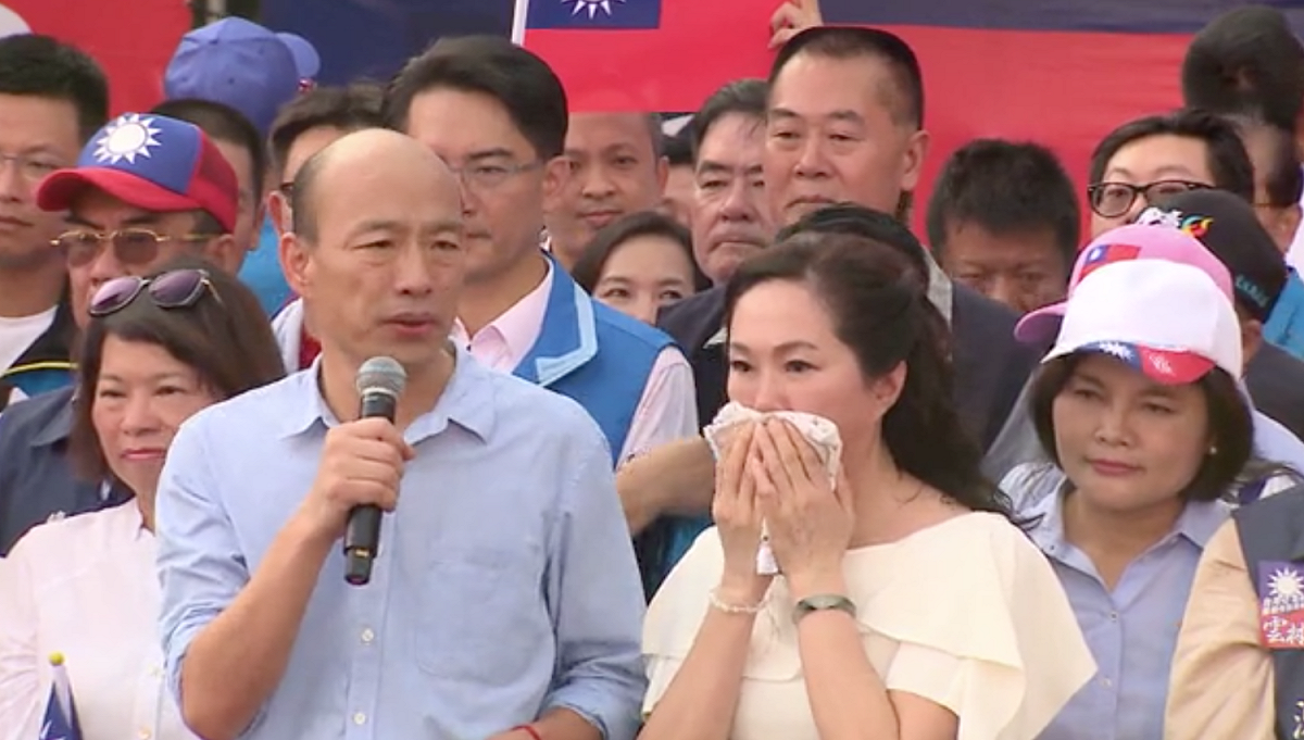 高雄市長韓國瑜與妻子李佳芬在雲林造勢。 圖：翻攝自傅崑萁臉書直播