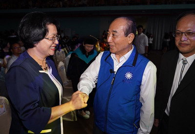 前立法院長王金平（前中）15日下午參加彰化師範大學畢業典禮，受訪時否認外傳將脫黨參選總統的傳聞，強調都是誤傳，未來還是要幫助國民黨重新贏回執政權。  圖：中央社（王金平競選團隊提供）