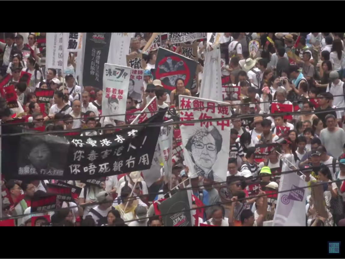 香港反對修訂逃犯條例行動發起至今首次發生悲劇，1名支持反修例的男子今晚在金鐘太古廣場高處懸掛示威橫額時，墜樓送醫不治死亡。圖為6月9日的百萬人反送中大遊行，港人高舉「林鄭月娥  送你中」標語，配上漫畫肖像，諷刺味十足。 圖：翻攝自Youtube