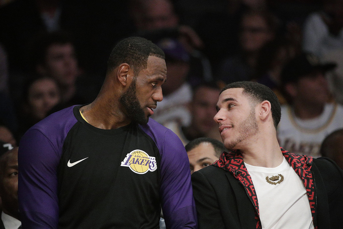 「詹皇」LeBron James(左)、「球哥」Lonzo Ball。 圖／美聯社／達志影像