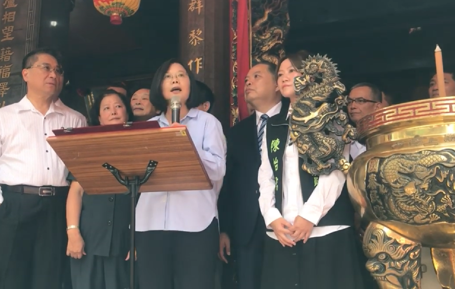 總統蔡英文今日到普願宮參拜時，重申一國兩制不可行，針對韓國瑜「反一國兩制」言論，蔡英文認為韓國瑜言行須受檢驗。 圖：翻攝自Youtube