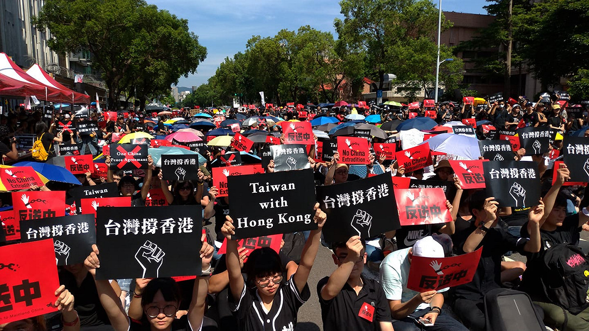 挺香港的民眾在立法院外集結。 圖：陳佩君／攝