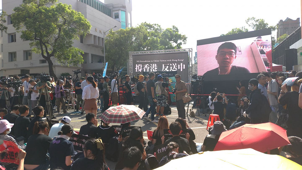 民團今天下午在立院旁舉辦撐香港活動。 圖：陳佩君/攝