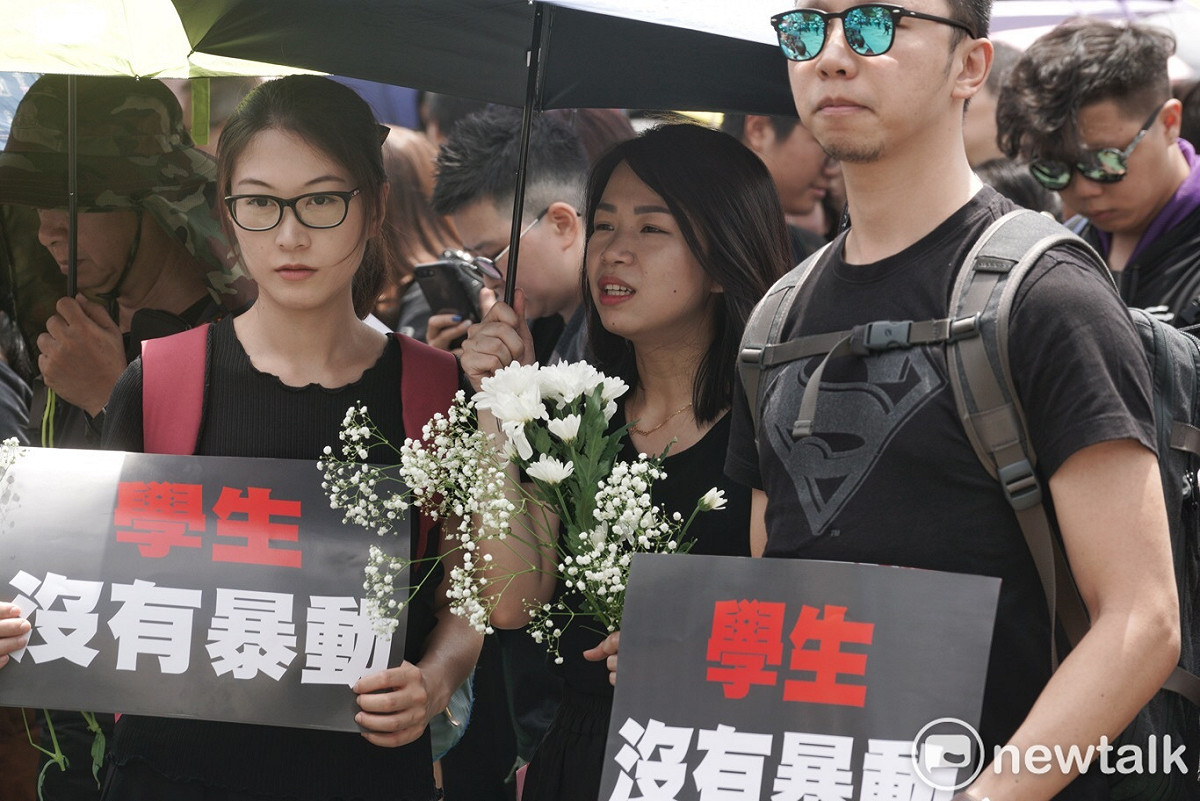 香港民眾舉著海報，反映出「學生沒有暴動」的心聲。 圖：張良一 / 攝