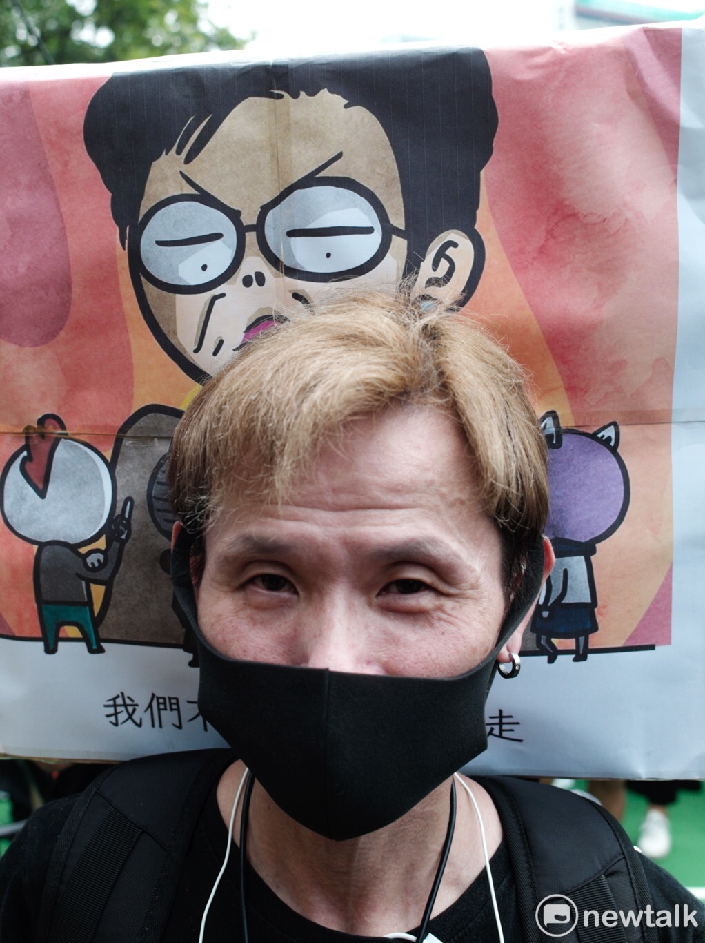 香港民眾舉著林鄭月娥插畫圖像，走上反送中遊行。  圖：張良一 / 攝