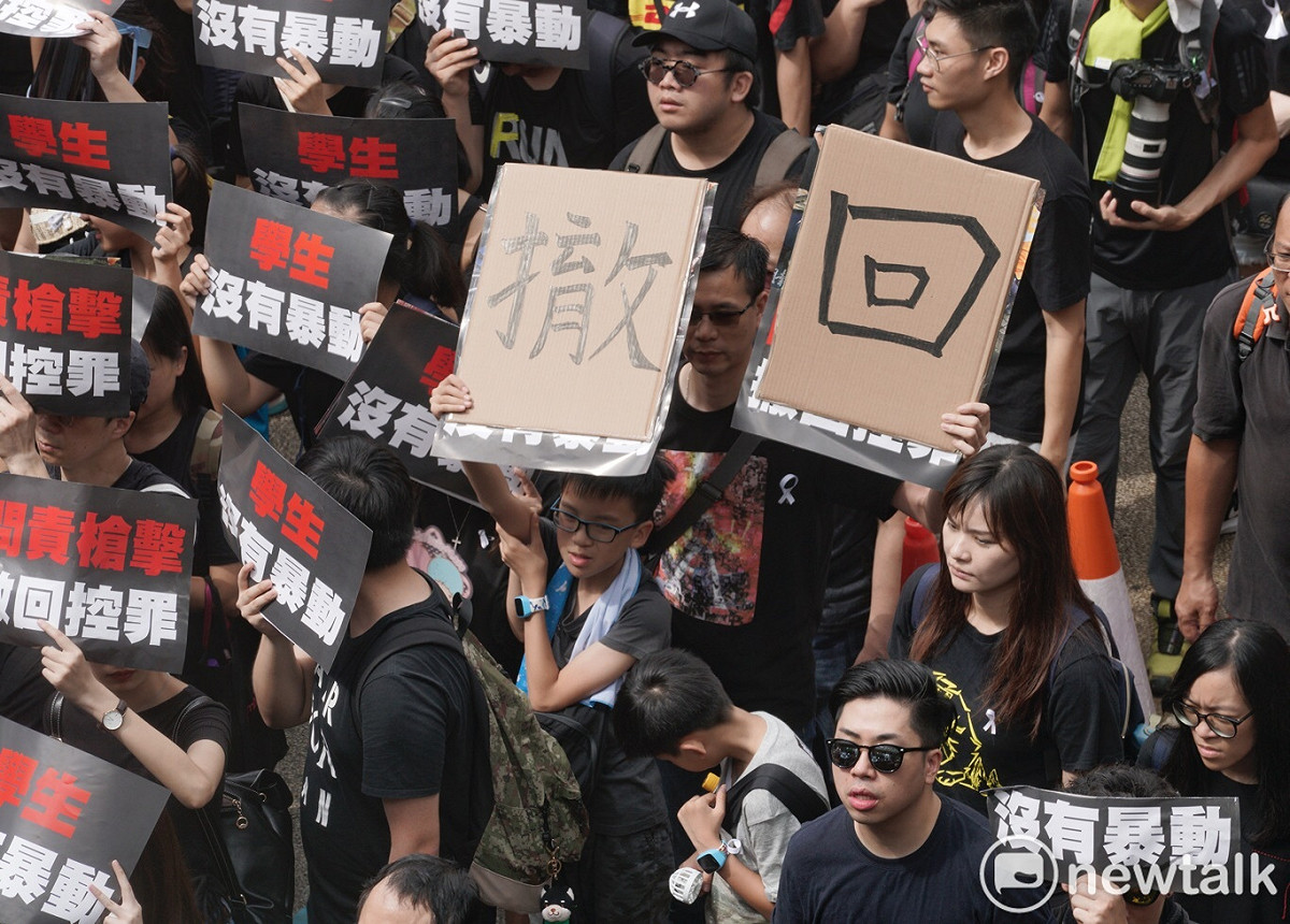 港民高舉「徹回」大字報，強烈表達除惡法決心。 圖：張良一 / 攝