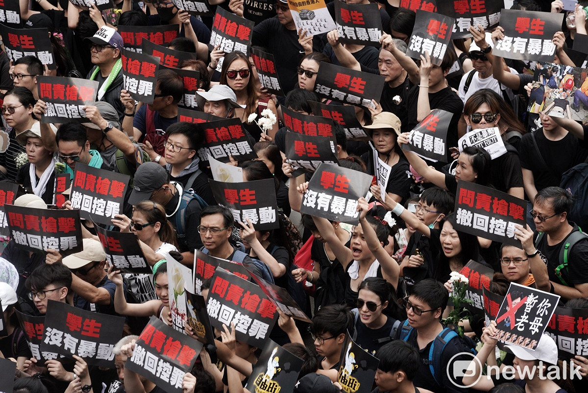 許多民眾紛紛高舉「問責槍擊 撤回控罪」的海報，提出訴求。 圖：張良一 / 攝