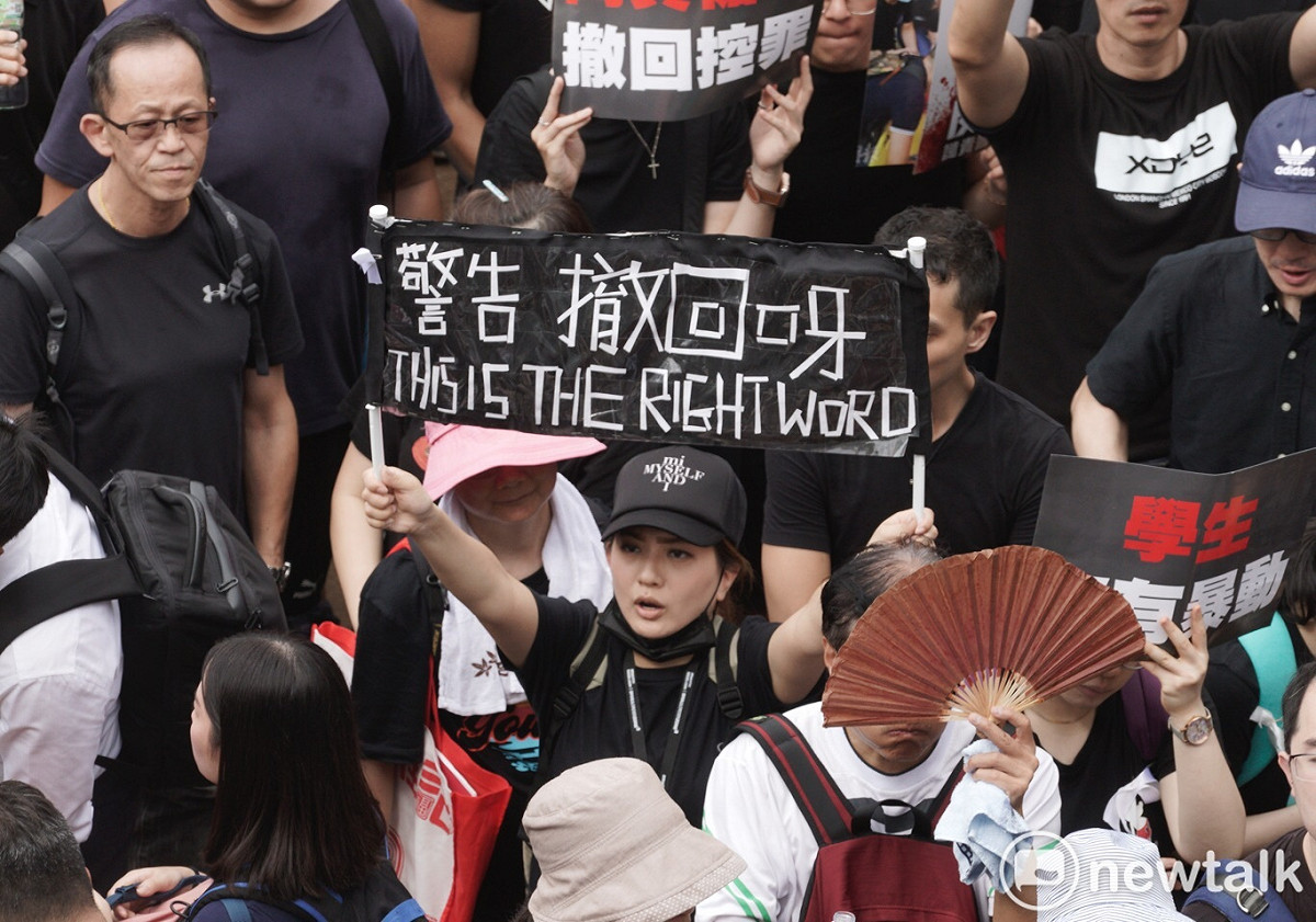 香港民眾高舉「警告 撤回呀」標語。 圖：張良一 / 攝