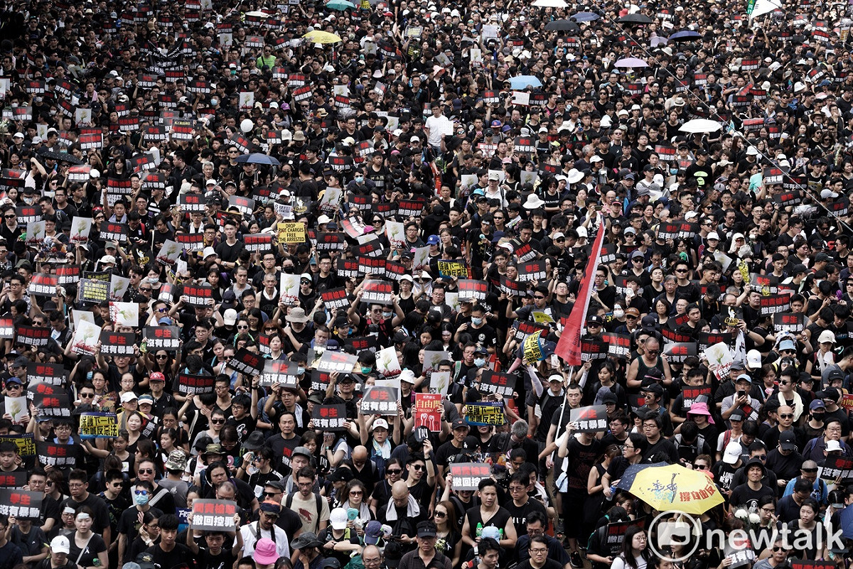 成千上萬民眾聚集街頭，表達對香港政府不滿，反對送中條例並要求廢除「送中惡法」。 圖：張良一 / 攝影