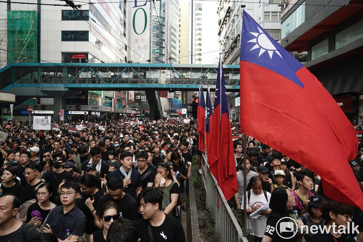 中華民國國旗出現在反送中遊行活動中。 圖：張良一 / 攝（資料照片）