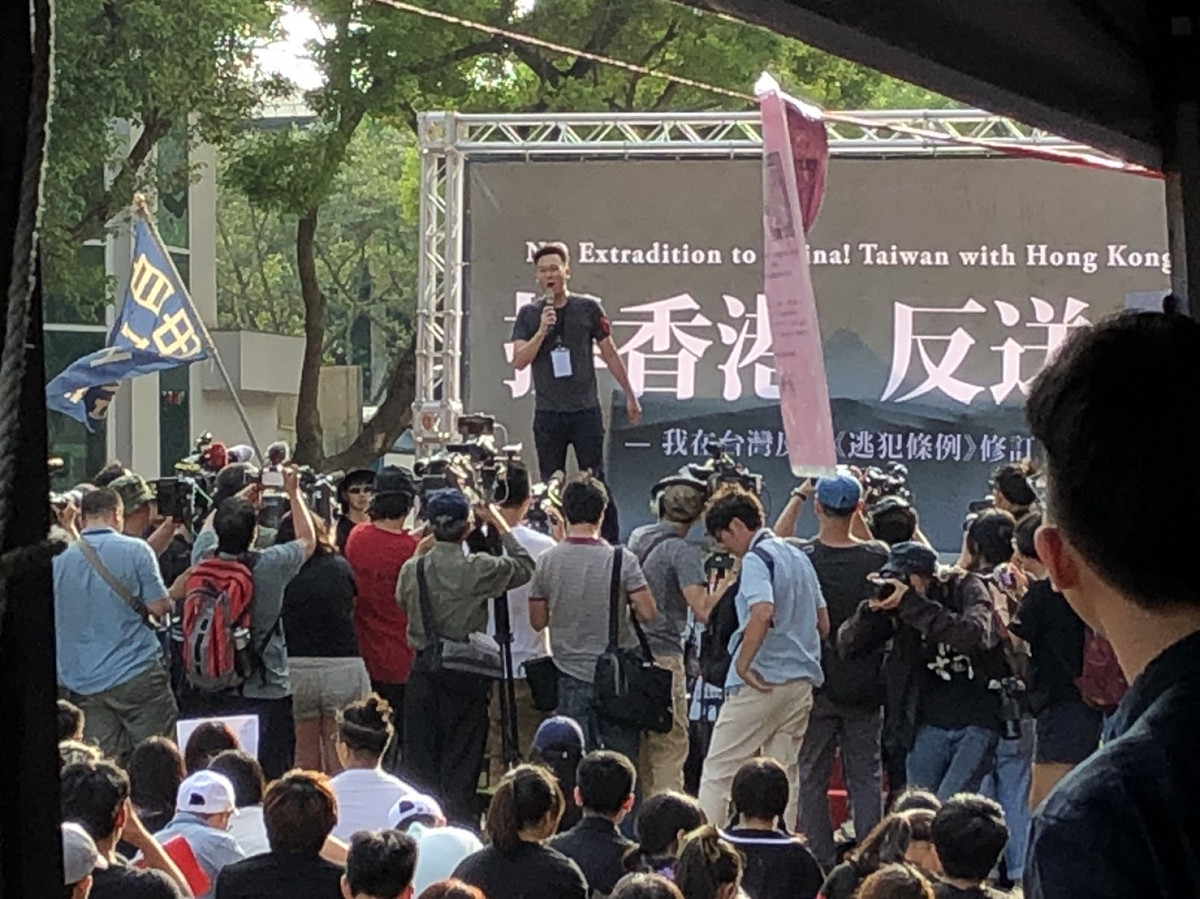 島國前進發起人林飛帆向民眾呼籲，明年選舉不要選出台灣的林鄭月娥。 圖：陳佩君／攝