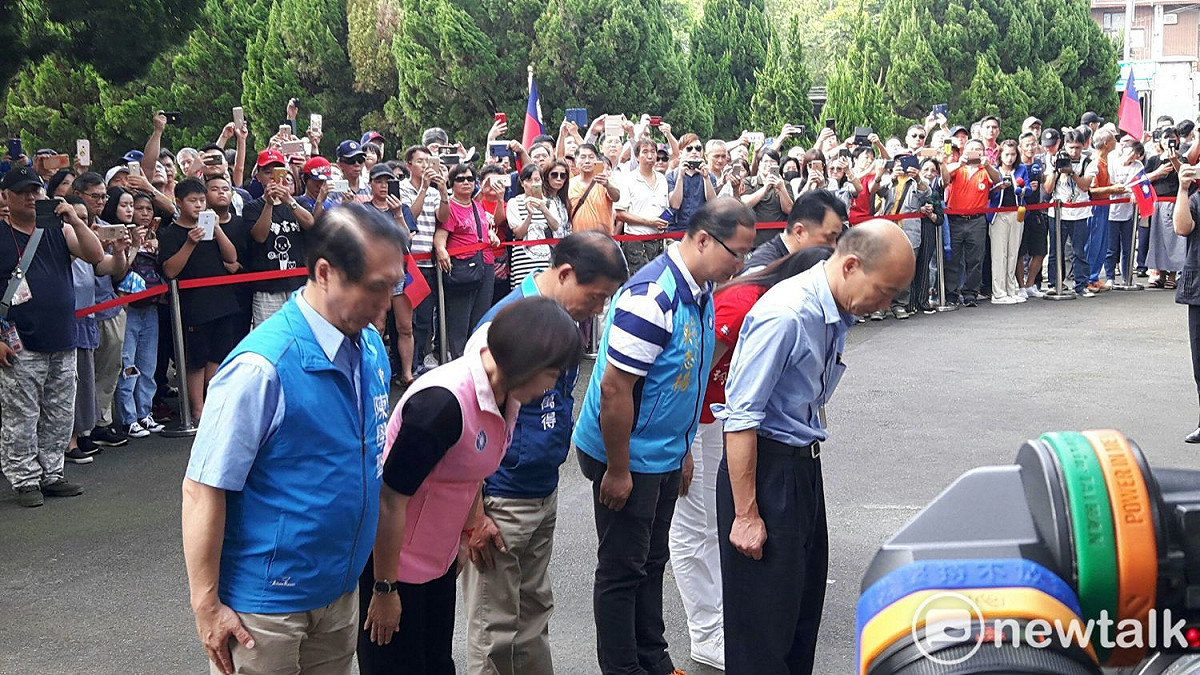 韓國瑜與國民黨第2至第6選區的立委參選人陳學聖、呂玉玲、吳志揚、魯明哲、萬美玲至蔣經國頭寮陵寢致意。 圖：林昀真／攝