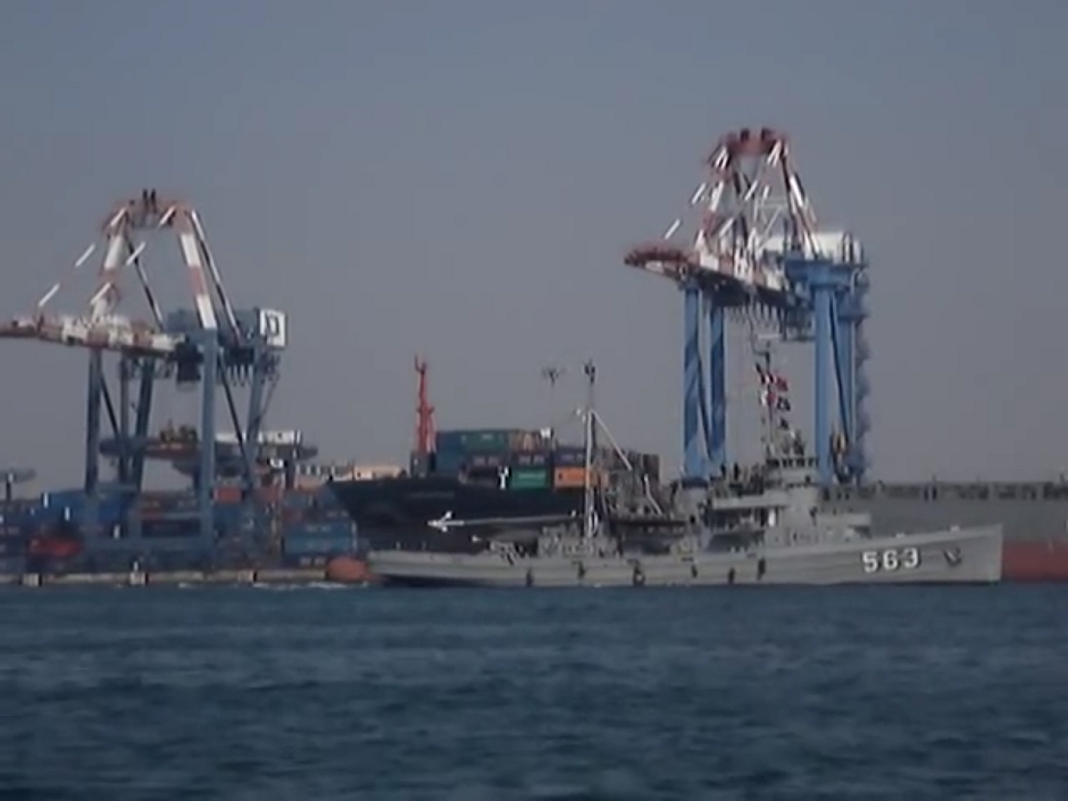 海軍大台軍艦軍士官7人到有女侍陪酒KTV飲酒脫序軍紀案，黃姓上尉等7人遭記大過並檢討汰除，海軍艦隊指揮部指揮官李宗孝今天為此向國人致歉。 圖：翻攝自Youtube