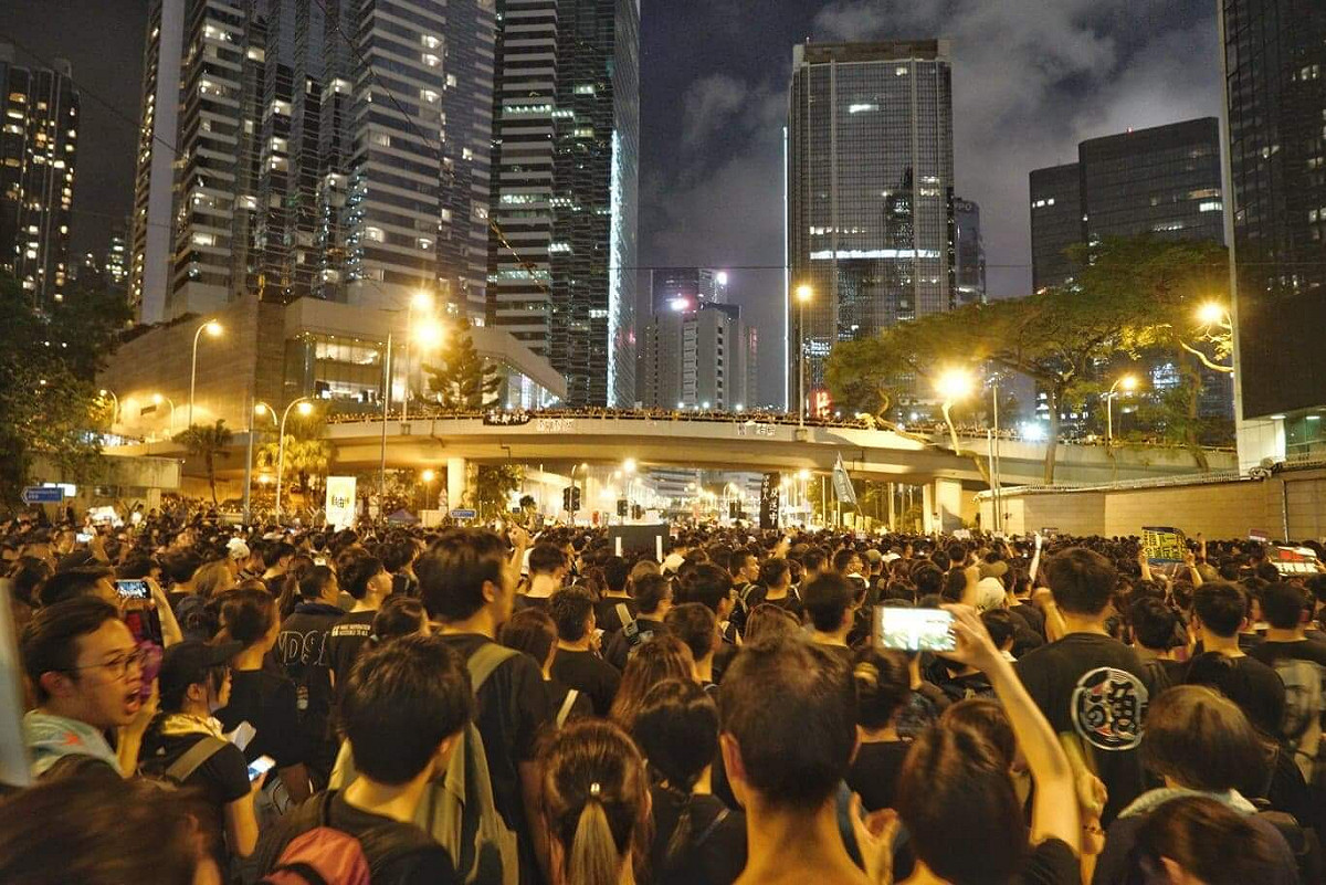 反送中，不分橋上橋下，港人眾志成城。 圖：張良一/攝