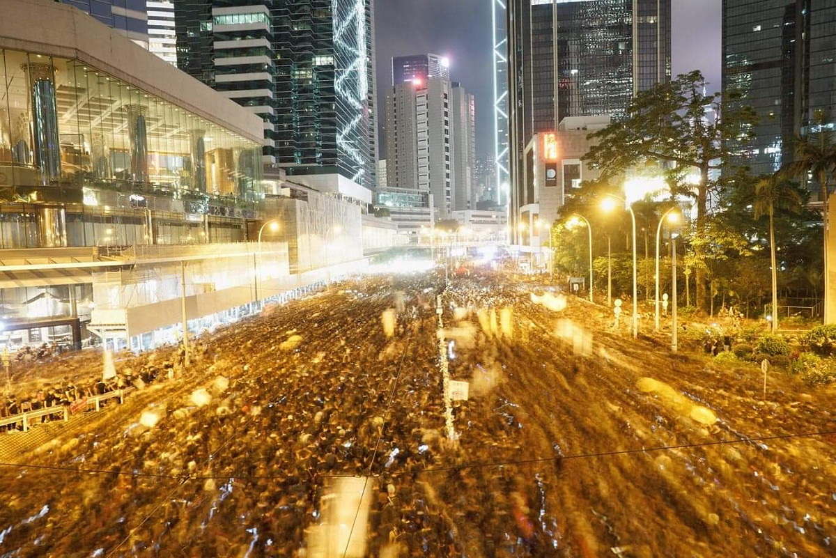 燈光映照下，更為反送中的畫面增添不少屬於港人的凝聚力和團結氛圍。 圖：張良一/攝