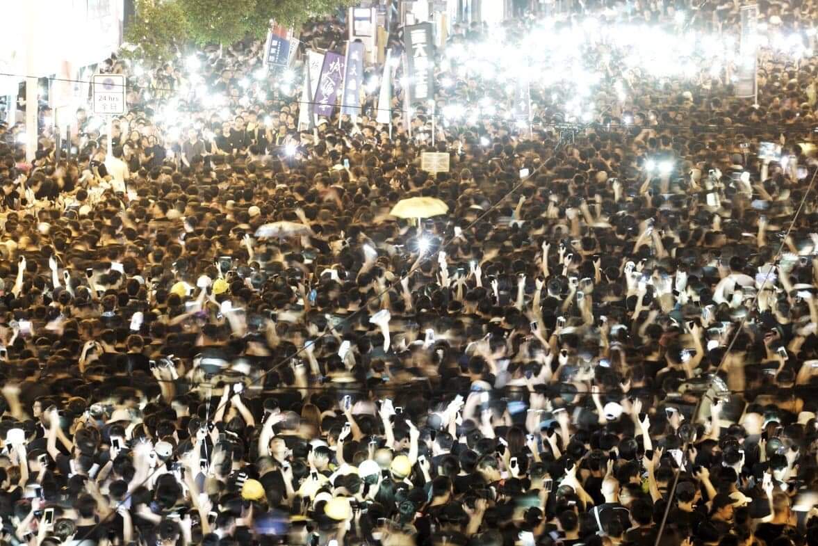 白天的大遊行過後，到了晚間，仍聚集了響應反送中的數萬人潮。 圖：張良一/攝