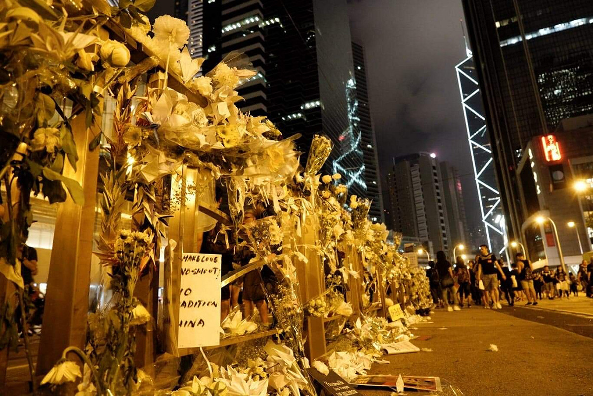 白天，144萬港人再度上街怒吼；這一夜，大家一起追悼墜樓青年。 圖：張良一/攝