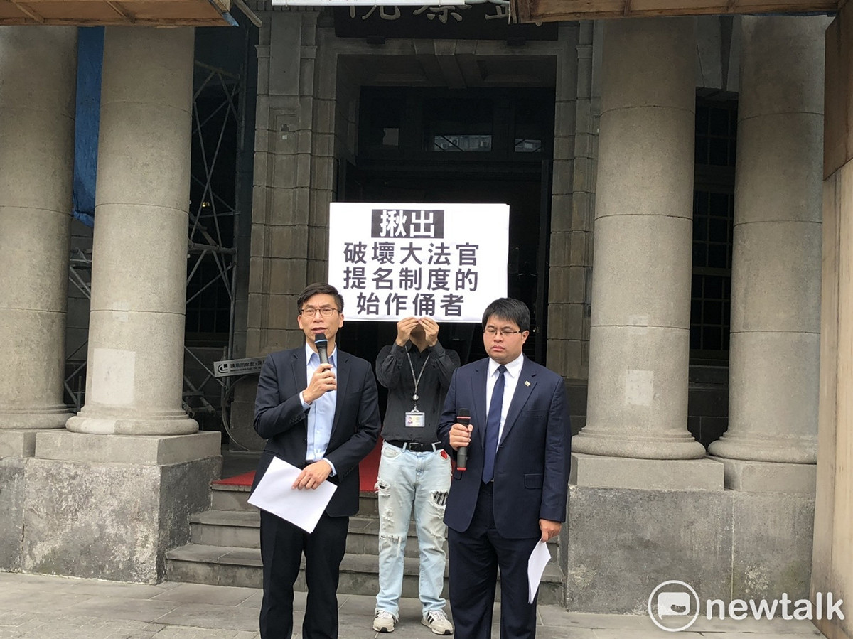 民進黨立委鍾佳濱（左）與律師黃帝穎（右）17日上午到監察院向值日監委陳師孟陳情。 圖：謝莉慧/攝
