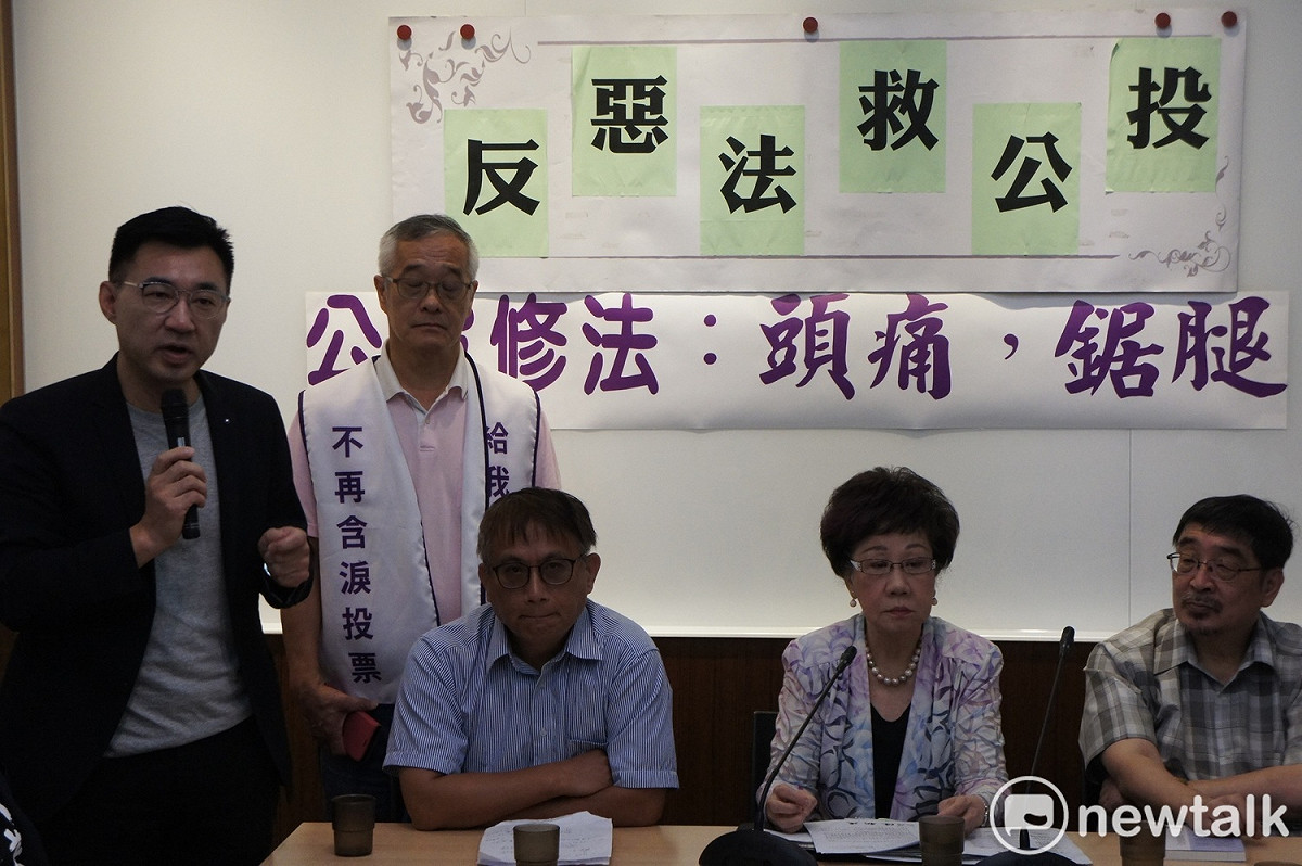 前副總統呂秀蓮（圖右二）與國民黨立委江啟臣（圖左）等人召開記者會反對公投法修正案。 圖：黃建豪/攝