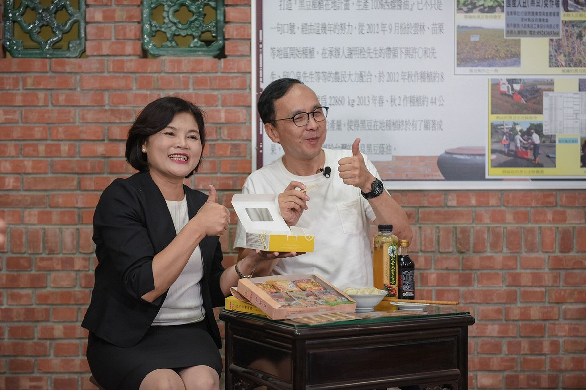朱立倫和雲林縣長張麗善一起接受網路直播節目專訪，張向朱推薦雲林在地美食。 圖：朱立倫辦公室／提供