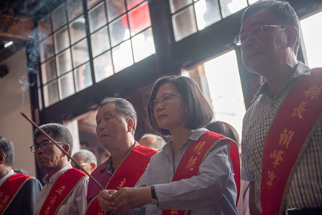蔡英文總統今（17）日參拜澎湖馬公天后宮。 圖：總統府提供