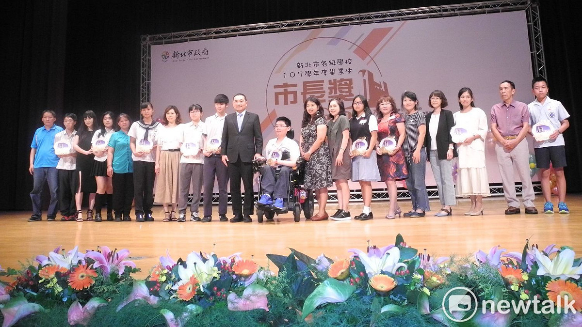 新北市長侯友宜頒發市長獎給107學年度國高中職組市長獎畢業生，與受獎者及師長合影。  圖：王峻昌/攝