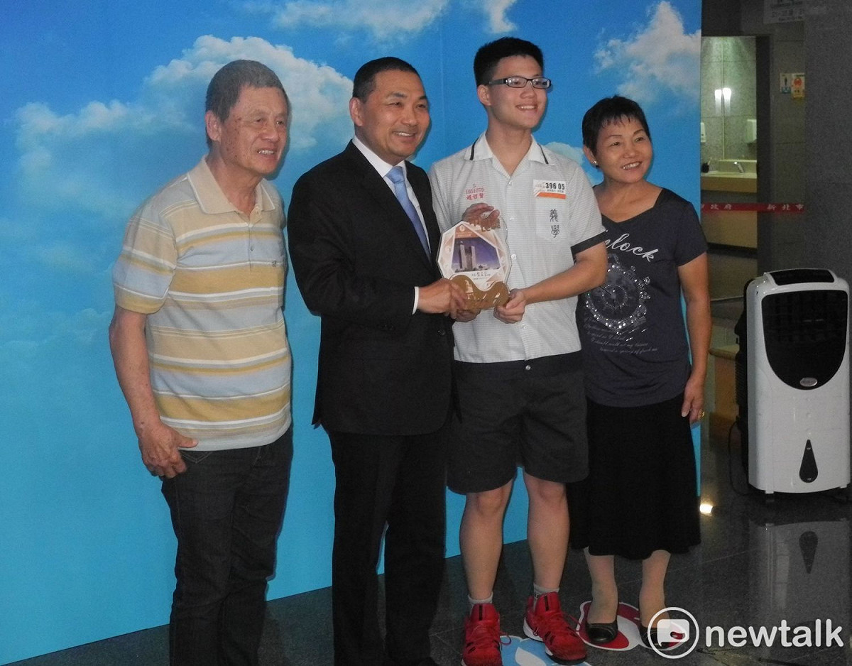 新北市107學年度國高中職及小學市長獎畢業生頒獎，侯友宜邀家長與得獎子女，侯站了五個多小時當人形立牌。  圖：王峻昌/攝