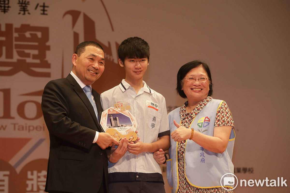 義學國中吳誌恩(中)參加「GBWC鋼彈模型製作家全球盃」大賽，獲台灣青少年組獲得第一名，且在亞洲大賽獲亞軍。 圖：王峻昌/攝